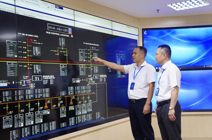 Ông Hoàng Hải, Giám đốc Công ty Điện lực Thanh Hóa, kiểm tra công tác trực vận hành tại Trung tâm Điều khiển xa.