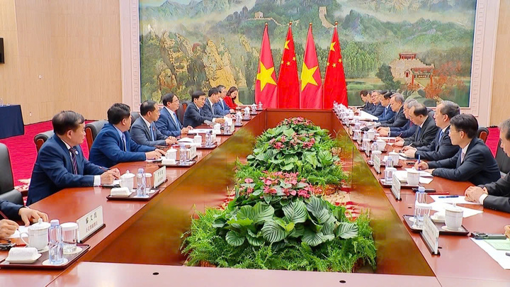 Thủ tướng Phạm Minh Chính hội đàm với Thủ tướng Lý Cường.
