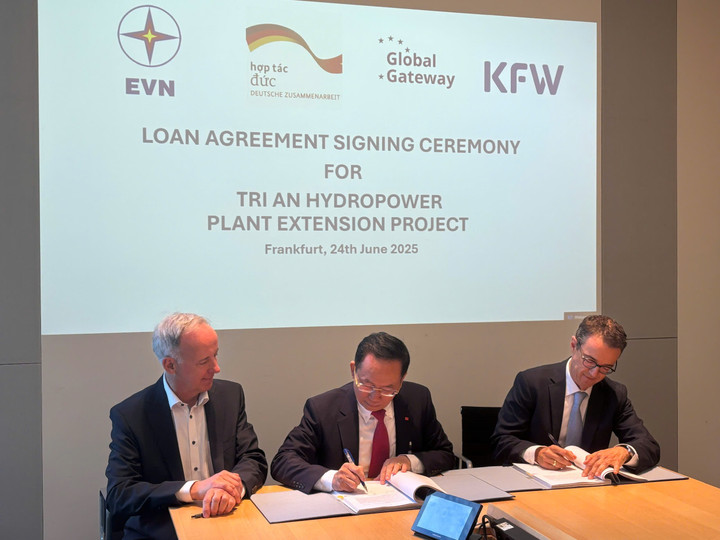 Lãnh đạo EVN và KfW đại diện ký kết hiệp định vay.