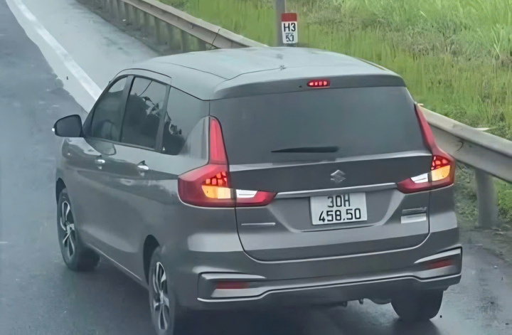 Nữ tài xế lái ô tô đi lùi trên cao tốc Hà Nội - Thái Nguyên. (Ảnh cắt từ clip)