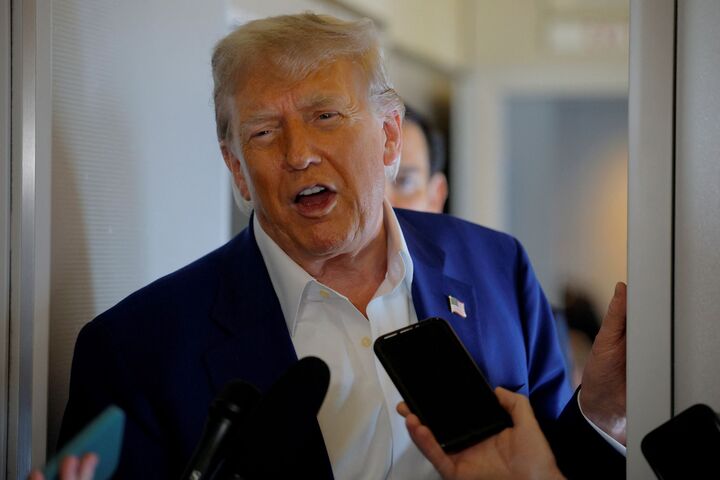 Tổng thống Donald Trump trả lời với các phóng viên trên Không lực Một trên đường đến Hội nghị thượng đỉnh NATO. (Ảnh: Reuters)
