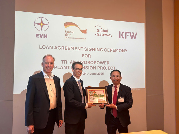 PTGĐ EVN Nguyễn Xuân Nam tặng quà lưu niệm cho Ngân hàng KfW.