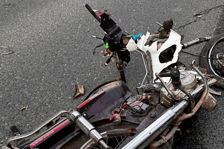 Xe máy vỡ nát sau va chạm.