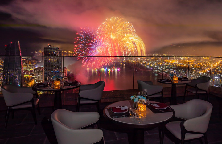 Từ rooftop tầng 45, cư dân M Landmark Residences Đà Nẵng được tận hưởng đặc quyền ngắm pháo hoa với tầm nhìn ngoạn mục.
