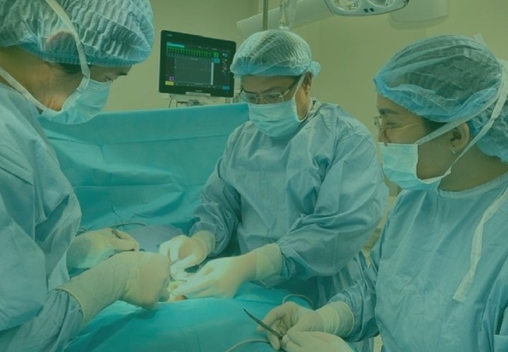 Bé gái 13 tuổi có khối u buồng trứng gần 8 kg