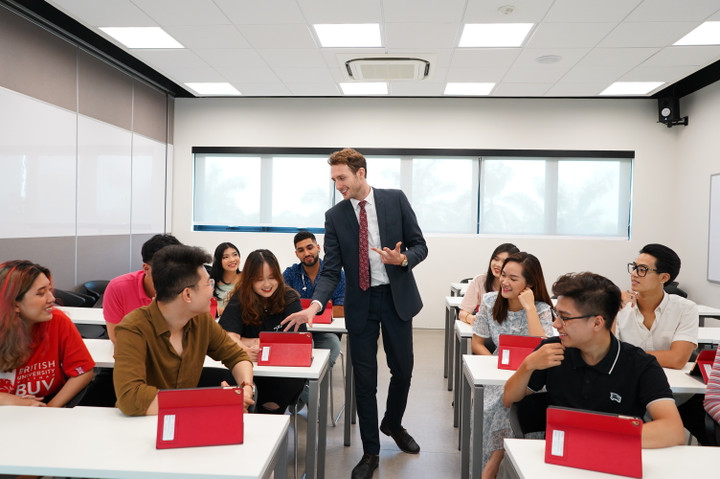 BUV の学生は、100% 国際的な学位を持つ講師から指導を受けます。