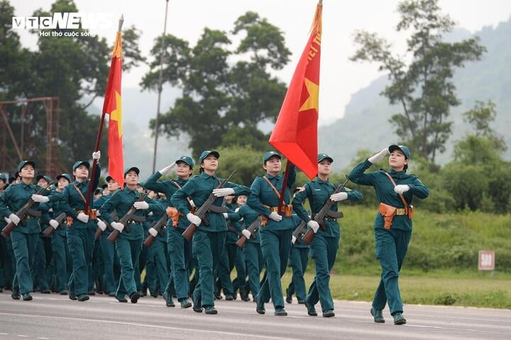 Các chiến sĩ trong buổi hợp luyện diễu binh Quốc khánh 2/9.