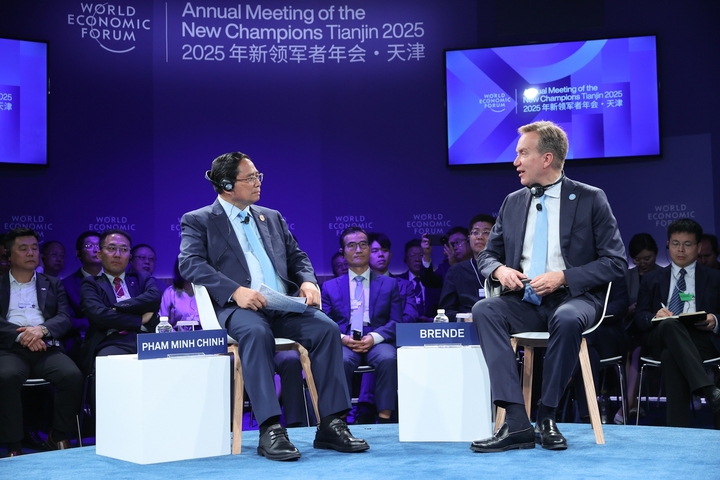 Thủ tướng Phạm Minh Chính trong phiên đối thoại với Chủ tịch điều hành WEF Borge Brende. (Ảnh: VGP)