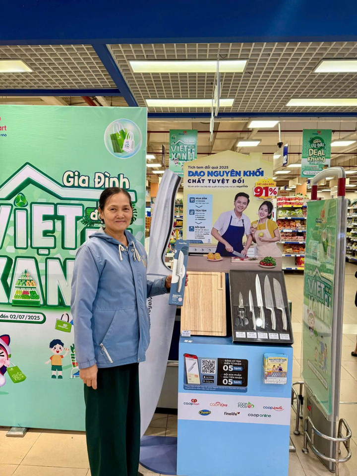 Khách hàng tham gia chương trình Tích tem đổi quà nhận sản phẩm thương hiệu RoyalVKB đến từ Hà Lan.