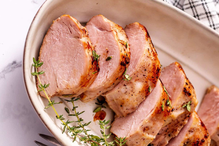 Luộc thịt thăn trong bao lâu để chín mà không khô? Điều này còn tùy thuộc vào kích thước miếng thịt. (Ảnh: Thebigmansworld)