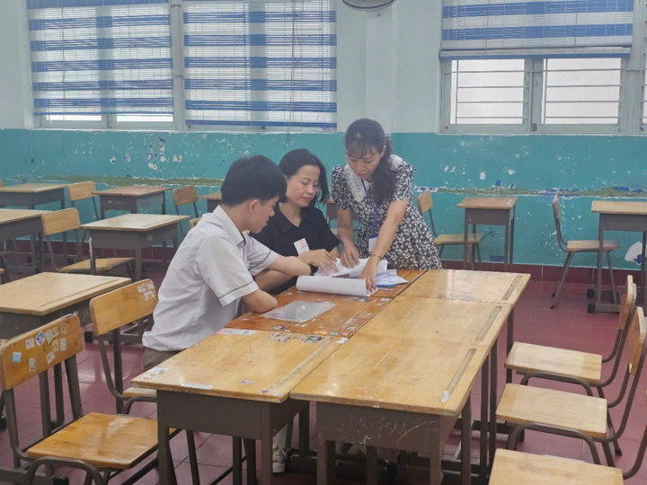 Em Nguyễn Gia Lâm tại phòng thi.