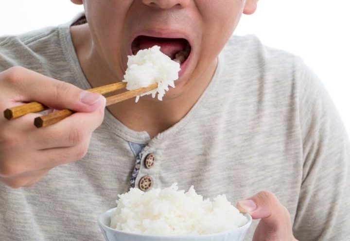 Với người trưởng thành có chế độ ăn thông thường, lượng cơm cần thiết trong một ngày là tối thiểu 4 bát. (Ảnh minh hoạ)
