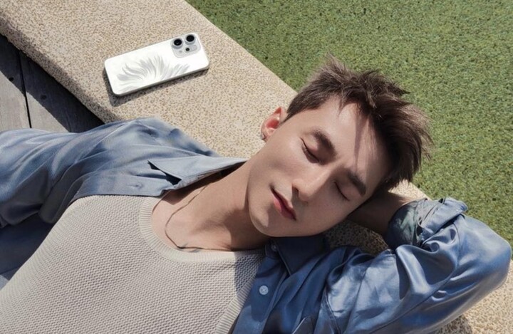 Sơn Tùng M-TP dùng điện thoại gì trong loạt hình mới nhất?