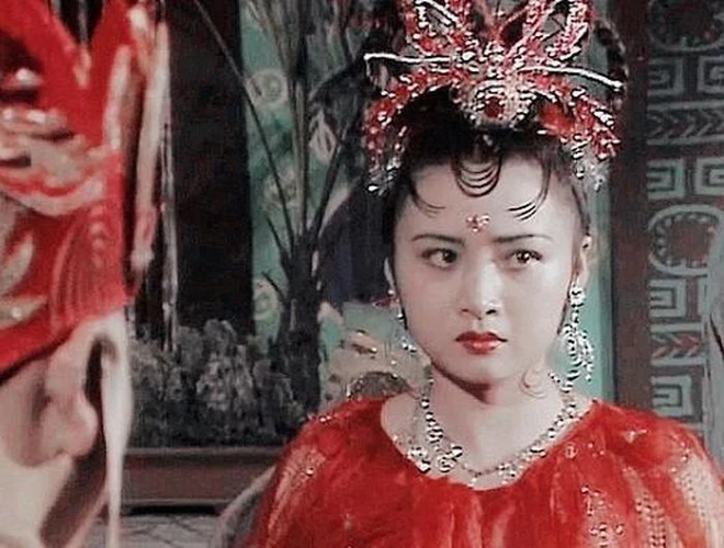 Chị cả của bầy nhện tinh Diêu Gia có tạo hình xinh đẹp, lấp lánh trong bộ phim kinh điển