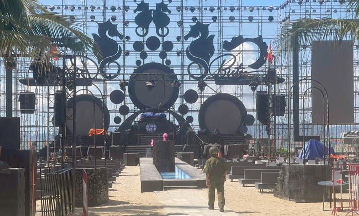 Lực lượng chức năng phong tỏa hiện trường quán bar xảy ra vụ việc.