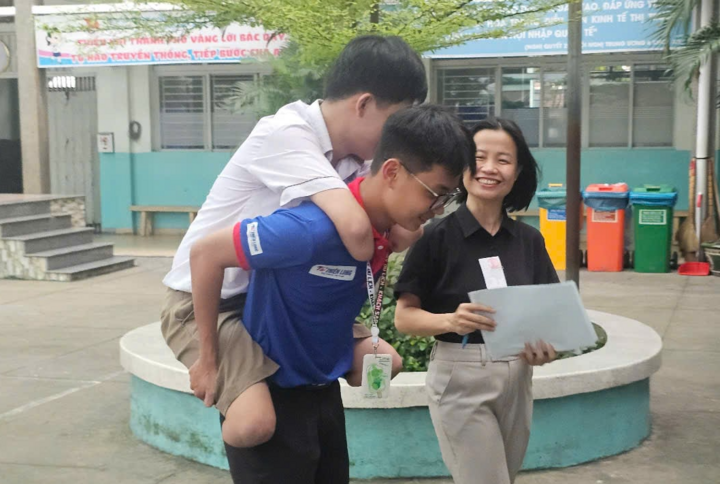 Giáo viên và tình nguyện viên hỗ trợ Gia Lâm di chuyển lên phòng thi.