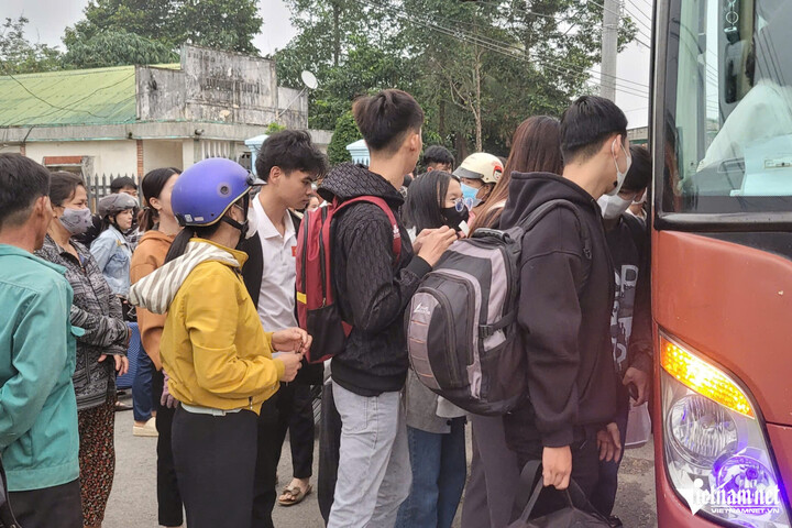 학부모들이 차량을 이용해 자녀를 시험장으로 데려다주고 있다. (사진: V.L)