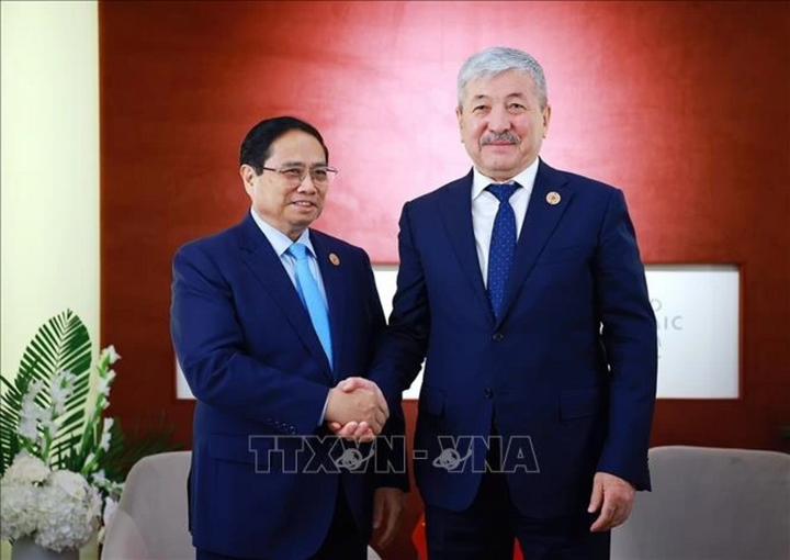 Thủ tướng Phạm Minh Chính gặp Thủ tướng Kyrgyzstan Adylbek Kasimalyev. (Ảnh: Dương Giang/TTXVN)