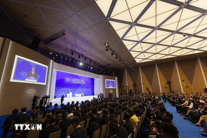 Phiên khai mạc Hội nghị thường niên các nhà tiên phong lần thứ 16 của Diễn đàn Kinh tế Thế giới (WEF 16 Thiên Tân 2025). (Ảnh: Dương Giang/TTXVN)