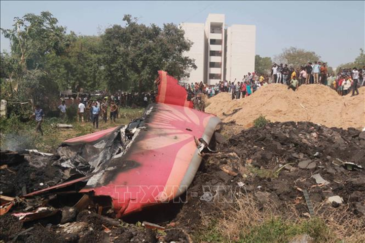 Hiện trường vụ tai nạn máy bay của hãng Air India ở Ahmedabad, bang Gujarat, Ấn Độ. (Ảnh: THX/TTXVN)