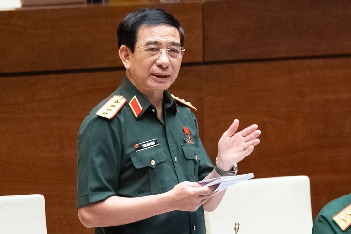 Đại tướng Phan Văn Giang, Bộ trưởng Quốc phòng phát biểu giải trình. (Ảnh: Media Quốc hội).