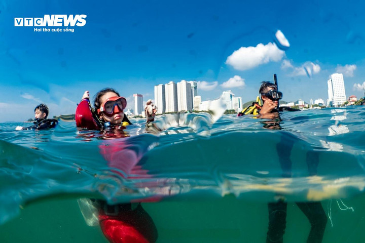 Bella Vũ chuẩn bị lặn và nhặt rác tại rạn san hô ở Hòn Chồng.