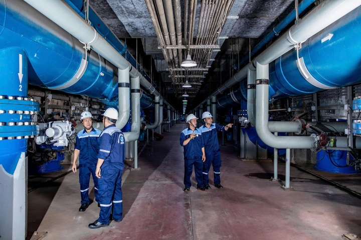 Tổng công ty cấp nước cũng đảm bảo các thiết bị đo chất lượng nước liên tục hoạt động ổn định, phân tích chính xác độ đục, độ màu tại các trạm thu nước thô để có phương án xử lý phù hợp.