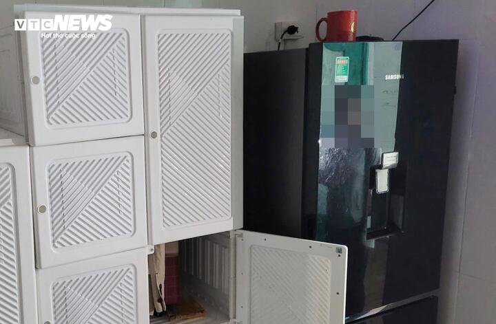 Trong phòng còn có cả tủ lạnh lớn, tủ đựng đồ như trong nhà ở, với các ngăn mở để lộ hàng loạt lọ chai, mỹ phẩm, thuốc men. Đồ dùng cá nhân được bày biện ngăn nắp, không khác gì không gian sống của một người khỏe mạnh. Tất cả cho thấy đây không phải phòng điều trị tâm thần, mà là nơi trú ẩn xa hoa của một kẻ phạm tội.