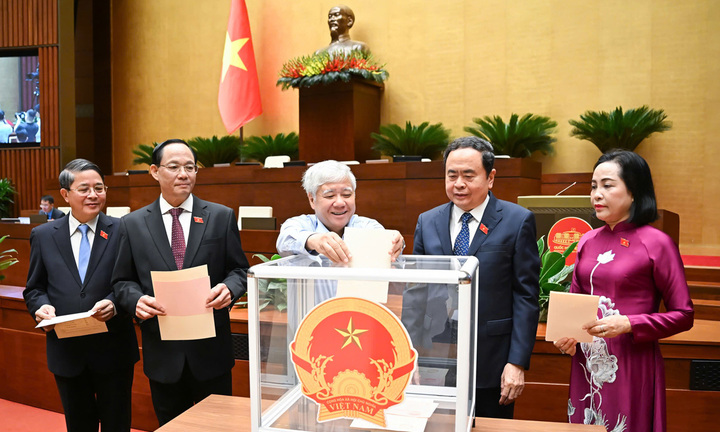 Các đại biểu Quốc hội bỏ phiếu kín phê chuẩn danh sách Phó Chủ tịch và Ủy viên Hội đồng Bầu cử quốc gia. (Ảnh: quochoi.vn)