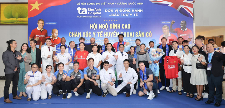 Các huyền thoại và cầu thủ trẻ tham quan trải nghiệm y học thể thao, y tế đỉnh cao, thăm người bệnh và giao lưu với người hâm mộ tại BVĐK Tâm Anh TP.HCM. (Ảnh: BVĐK Tâm Anh)