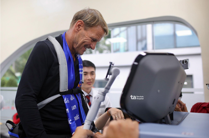 Danh thủ Teddy Sheringham trải nghiệm Hệ thống tập phục hồi không trọng lực R-force. (Ảnh: BVĐK Tâm Anh)