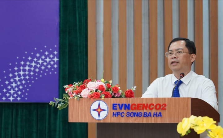 Ông Nguyễn Đức Phú - Quyền Tổng Giám đốc - giải đáp các đề xuất kiến nghị của NLĐ tại Hội nghị.