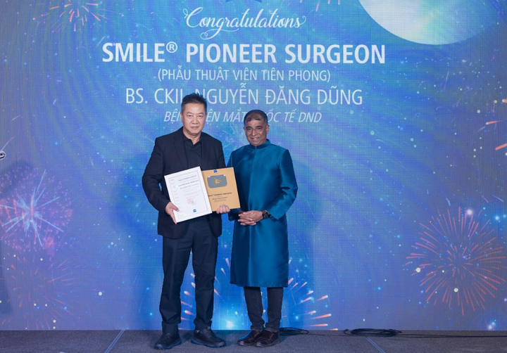 BS.CKII Nguyễn Đăng Dũng vinh dự nhận danh hiệu “Phẫu thuật viên tiên phong mổ SMILE” từ Tập đoàn Carl Zeiss (Đức) trao tặng.
