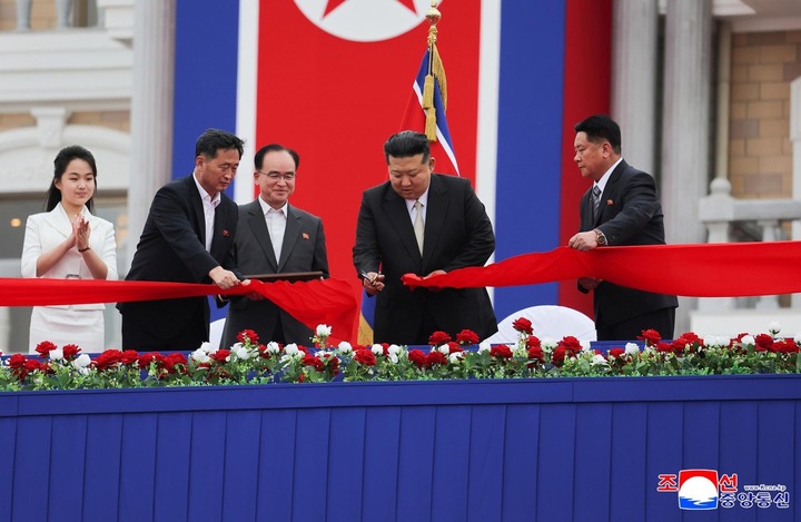 Nhà lãnh đạo Triều Tiên Kim Jong-un cắt băng khánh thành. (Ảnh: KCNA)