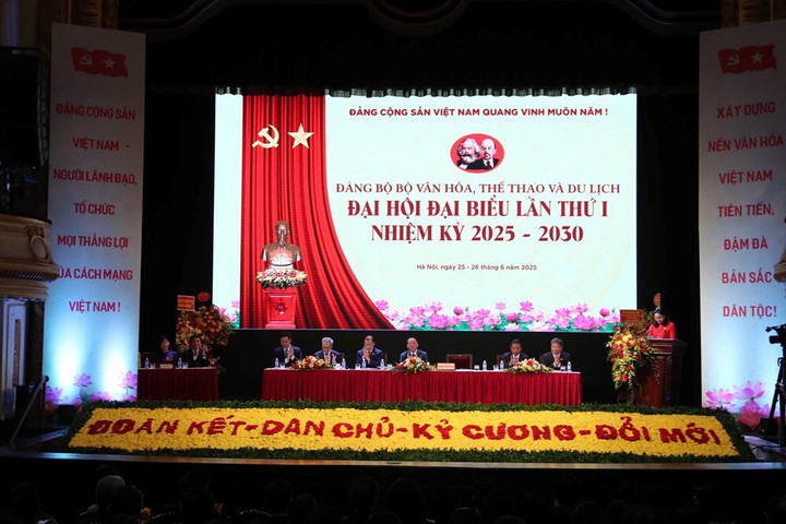 Đoàn Chủ tịch điều hành Đại hội.