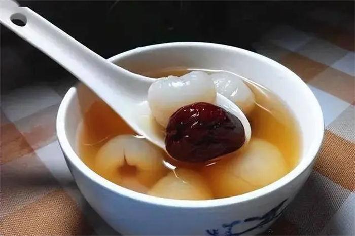 Có thể kết hợp với các loại thảo dược như táo đỏ, vỏ quýt để chế biến thành súp. (Ảnh: Sohu)