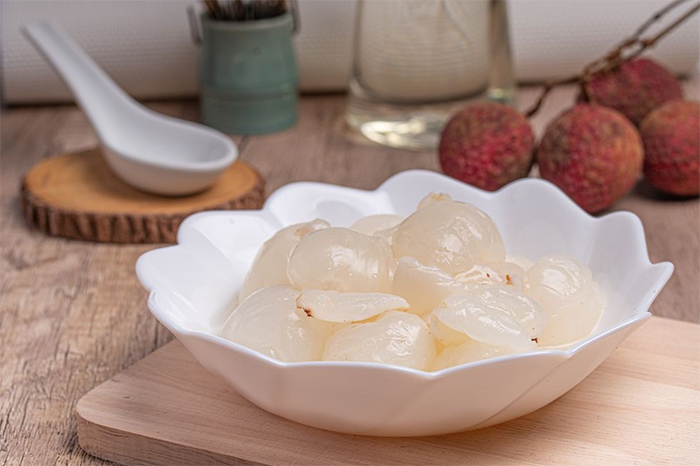 Sử dụng không quả 10 quả vải luộc mỗi ngày sẽ phát huy nhiều tác dụng cho cơ thể. (Ảnh: Harpersbazaar)