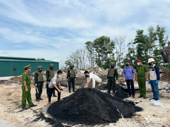 Chất thải được lực lượng chức năng phát hiện khi đối tượng chôn dưới đất.