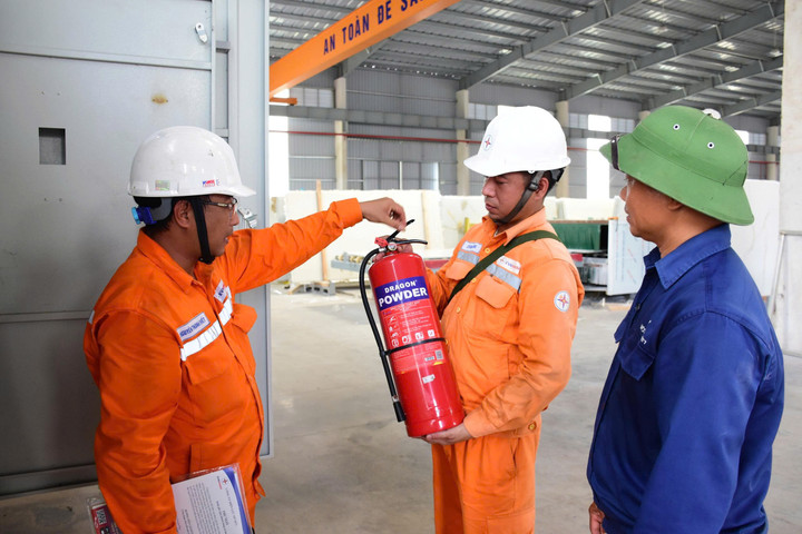EVNHANOI thường xuyên tuyên truyền về sử dụng điện an toàn và phòng chống cháy nổ tới các cơ sở sản xuất, kinh doanh.