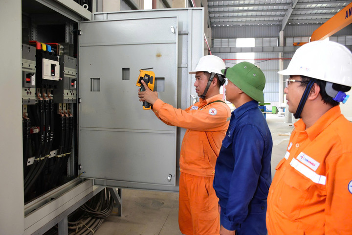 Các cơ sở sản xuất, kinh doanh cần thường xuyên kiểm tra hệ thống điện để kịp thời phát hiện và xử lý các hư hỏng.