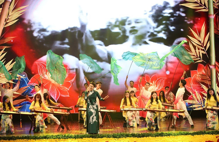 Chương trình nghệ thuật chào mừng đại hội với các tiết mục ca ngợi Đảng, Bác Hồ, thể hiện tình yêu quê hương, đất nước.