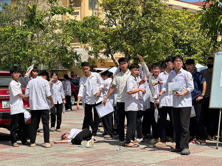 Nữ sinh ngất xỉu giữa sân trường khiến nhiều người hoảng hốt gọi lực lượng hỗ trợ.