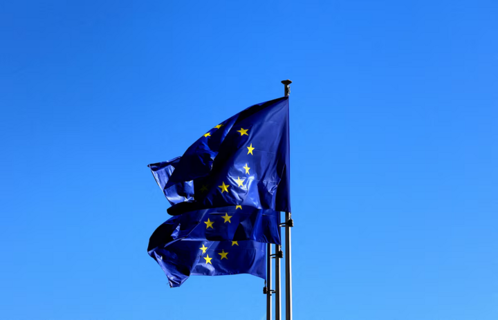 Cờ Liên minh châu Âu đặt bên ngoài trụ sở Ủy ban châu Âu tại Brussels. (Ảnh: Reuters)