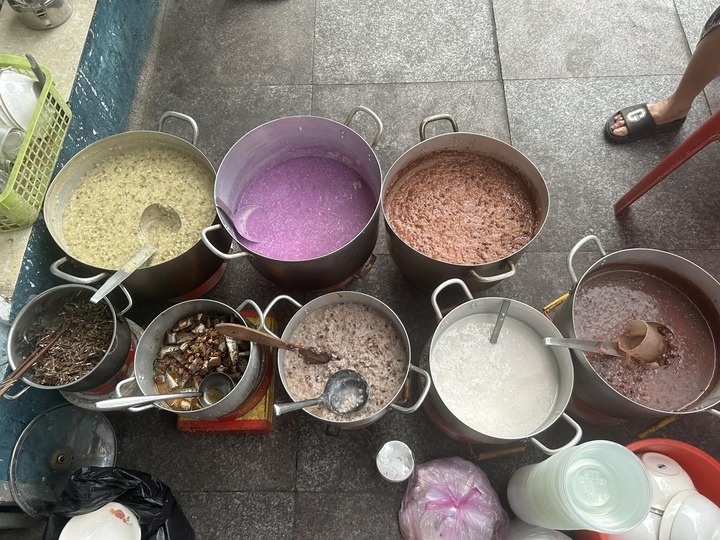 Bà bán rất nhiều loại cháo khác nhau ăn kèm cá kho. (Ảnh: NVCC)