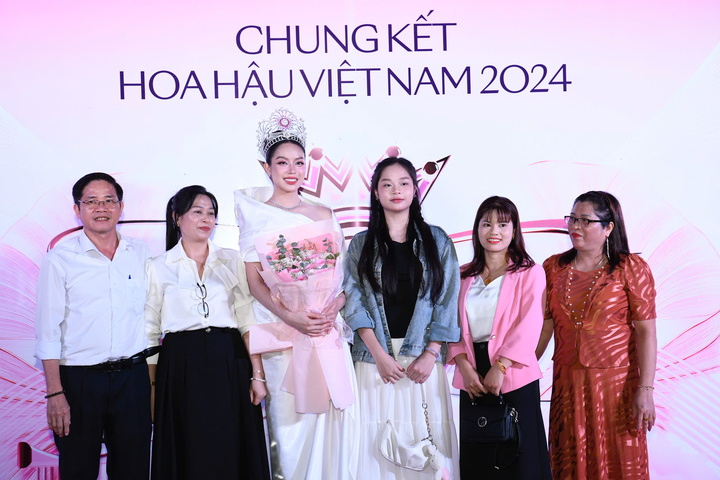Hoa hậu Thanh Thuỷ đưa cả gia đình lên thảm đỏ. Chỉ còn vài giờ nữa, nàng hậu sẽ trao lại vương miện cho người kế nhiệm.