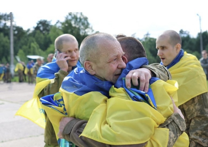 Một trong những tù nhân Ukraine được thả trong cuộc trao đổi gần đây. (Ảnh: Reuters)