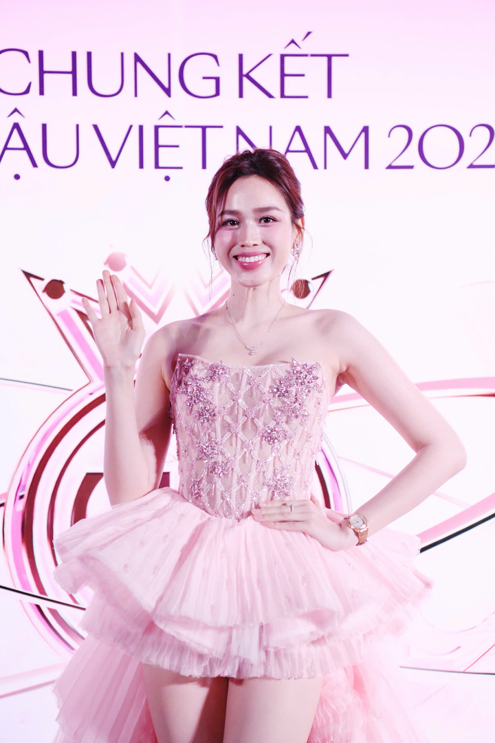 Hoa hậu Việt Nam 2020 Đỗ Thị Hà xuất hiện với chiếc váy xếp tầng màu hồng. Nàng hậu được nhận xét ngày càng thăng hạng nhan sắc. Nàng hậu quê Thanh Hóa đánh giá cao chất lượng thí sinh năm nay. Cô cũng đã có những ứng viên tiềm năng của riêng mình.