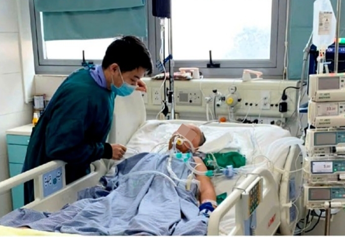 Cậu bé 12 tuổi mở mắt sau 2 tuần hôn mê, cả phòng hồi sức bật khóc