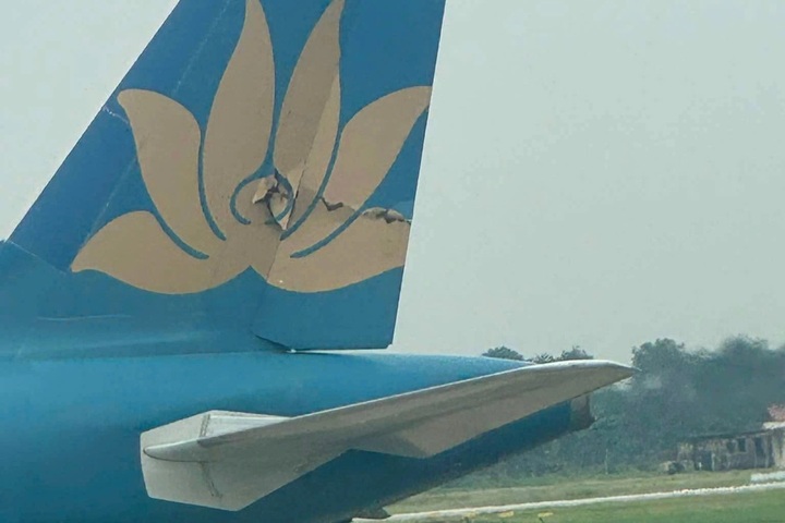 Di chuyển tại sân bay Nội Bài, hai máy bay Vietnam Airlines va quệt