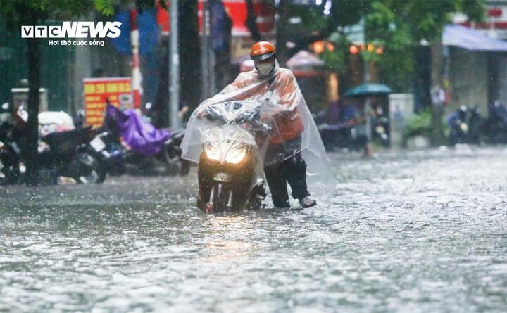 Mưa lớn sắp trút xuống miền Bắc, nguy cơ ngập lụt và sạt lở nhiều nơi. (Ảnh minh hoạ: Quốc Anh)